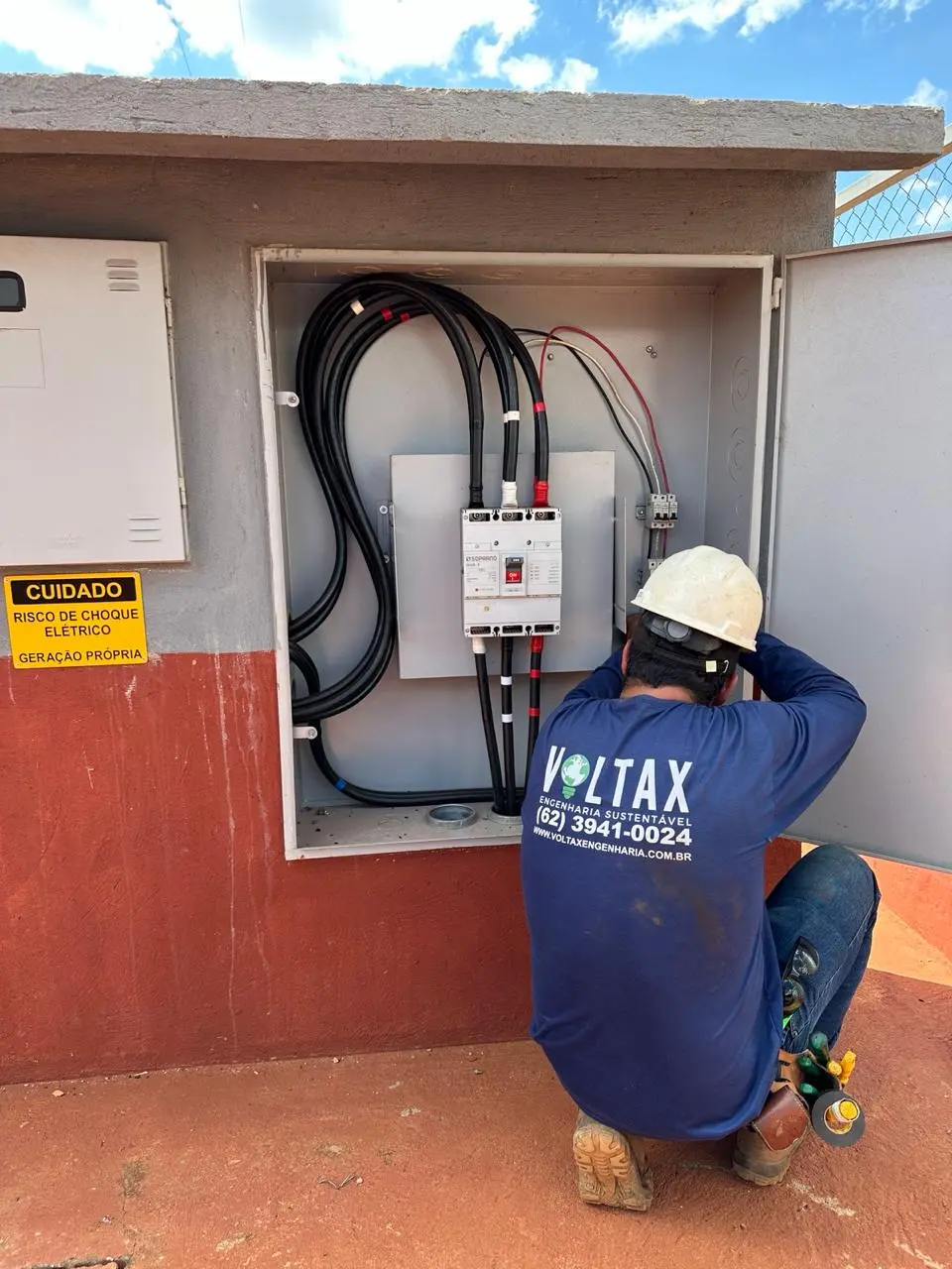 Cabine primária de média tensão instalada ao ar livre com postes e cercamento de segurança