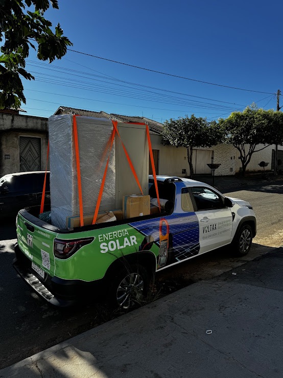 Painel elétrico sendo transportado em caminhonete de energia solar