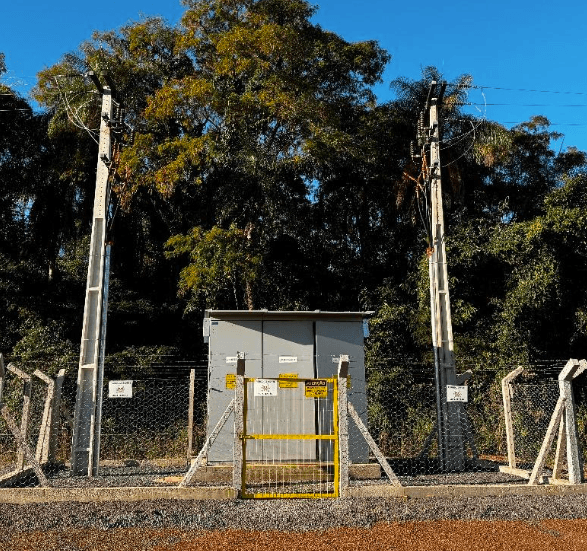 Cabine primária de média tensão instalada ao ar livre com postes e cercamento de segurança